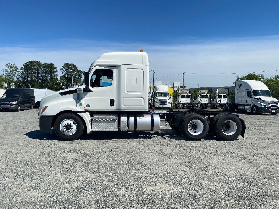 Sleeper Tractor-Heavy Duty Tractors-Freightliner-2020-T12664ST-Concord-NC-478,580\n\t\tmiles-$ 54,500 - Image 4