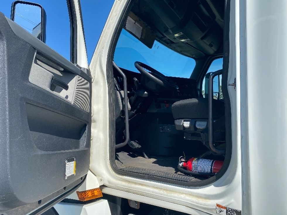 Sleeper Tractor-Heavy Duty Tractors-Freightliner-2020-T12664ST-Concord-NC-478,580\n\t\tmiles-$ 54,500 - Image 9