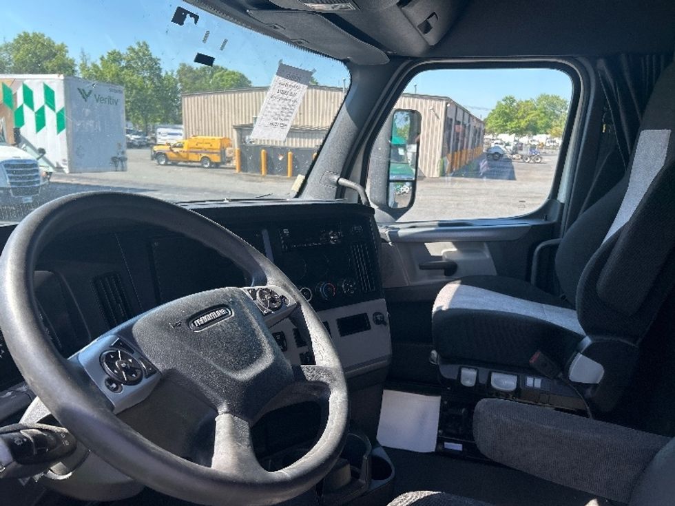 Sleeper Tractor-Heavy Duty Tractors-Freightliner-2020-T12664ST-Concord-NC-509,322\n\t\tmiles-$ 50,750 - Image 10
