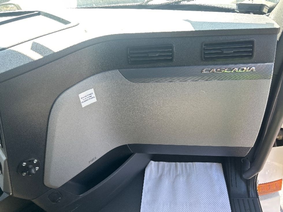 Sleeper Tractor-Heavy Duty Tractors-Freightliner-2020-T12664ST-Concord-NC-509,322\n\t\tmiles-$ 50,750 - Image 14