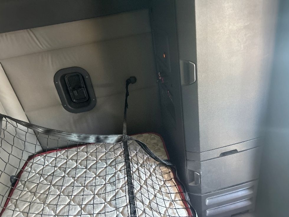 Sleeper Tractor-Heavy Duty Tractors-Freightliner-2020-T12664ST-Concord-NC-509,322\n\t\tmiles-$ 50,750 - Image 18