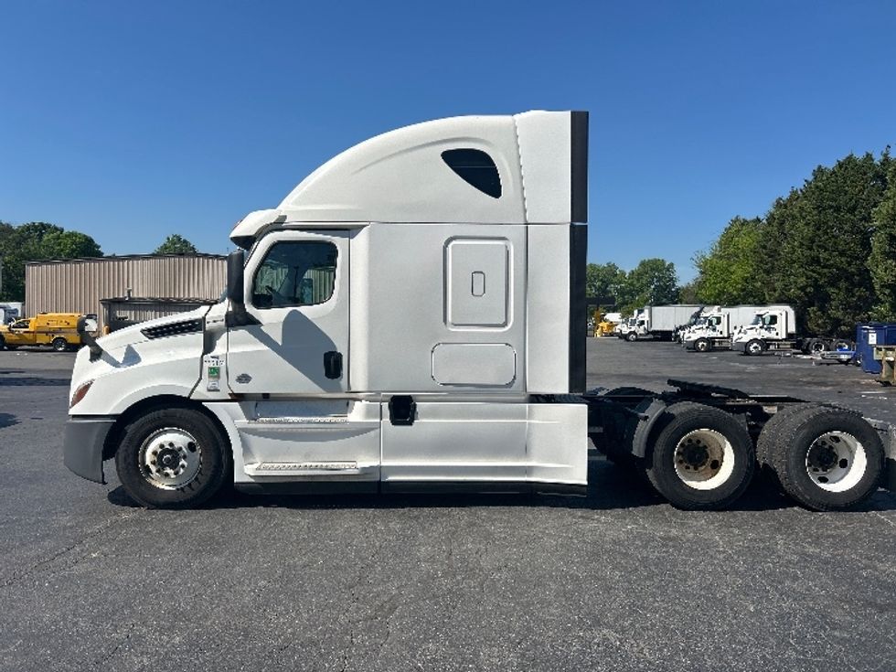 Sleeper Tractor-Heavy Duty Tractors-Freightliner-2020-T12664ST-Concord-NC-509,322\n\t\tmiles-$ 50,750 - Image 4