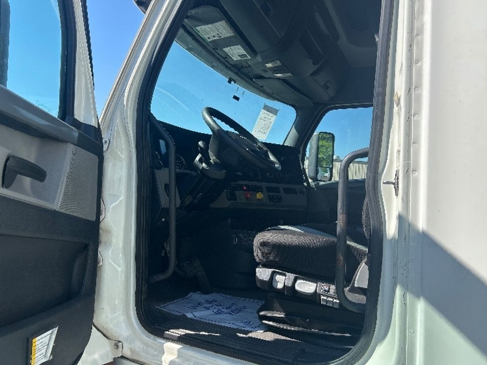 Sleeper Tractor-Heavy Duty Tractors-Freightliner-2020-T12664ST-Concord-NC-509,322\n\t\tmiles-$ 50,750 - Image 9