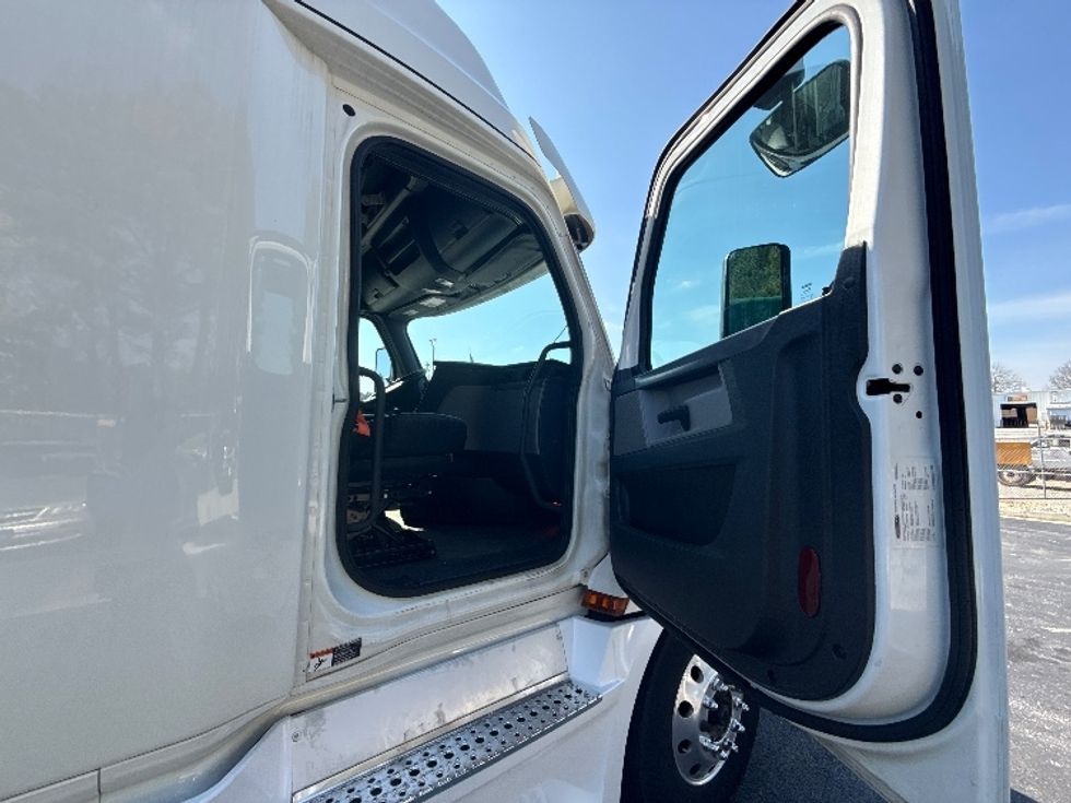 Sleeper Tractor-Heavy Duty Tractors-Freightliner-2020-T12664ST-Conyers-GA-510,990\n\t\tmiles-$ 54,000 - Image 13