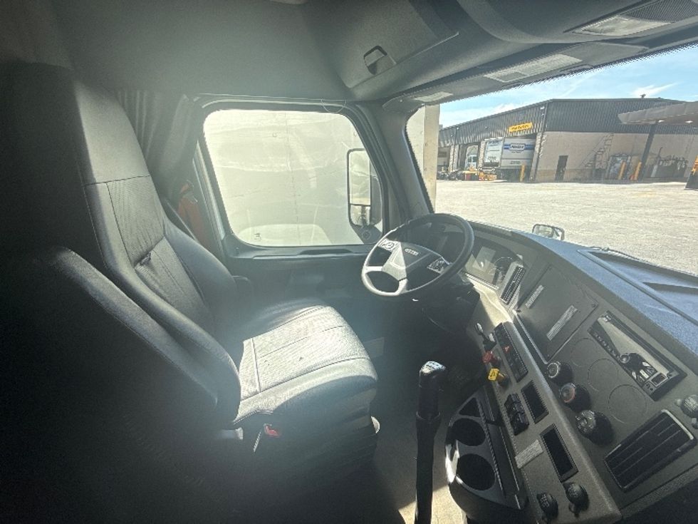 Sleeper Tractor-Heavy Duty Tractors-Freightliner-2020-T12664ST-Conyers-GA-510,990\n\t\tmiles-$ 54,000 - Image 15
