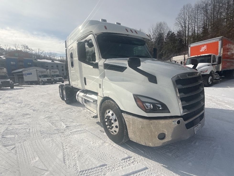 Sleeper Tractor-Heavy Duty Tractors-Freightliner-2020-T12664ST-Cross Lanes-WV-324,492\n\t\tmiles-$ 67,000 - Image 1