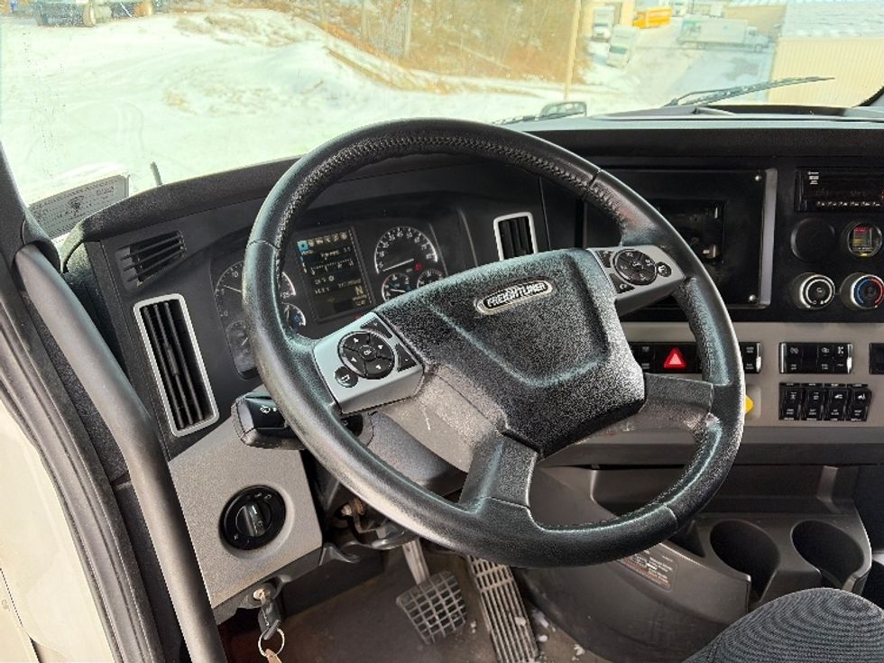 Sleeper Tractor-Heavy Duty Tractors-Freightliner-2020-T12664ST-Cross Lanes-WV-324,492\n\t\tmiles-$ 67,000 - Image 11