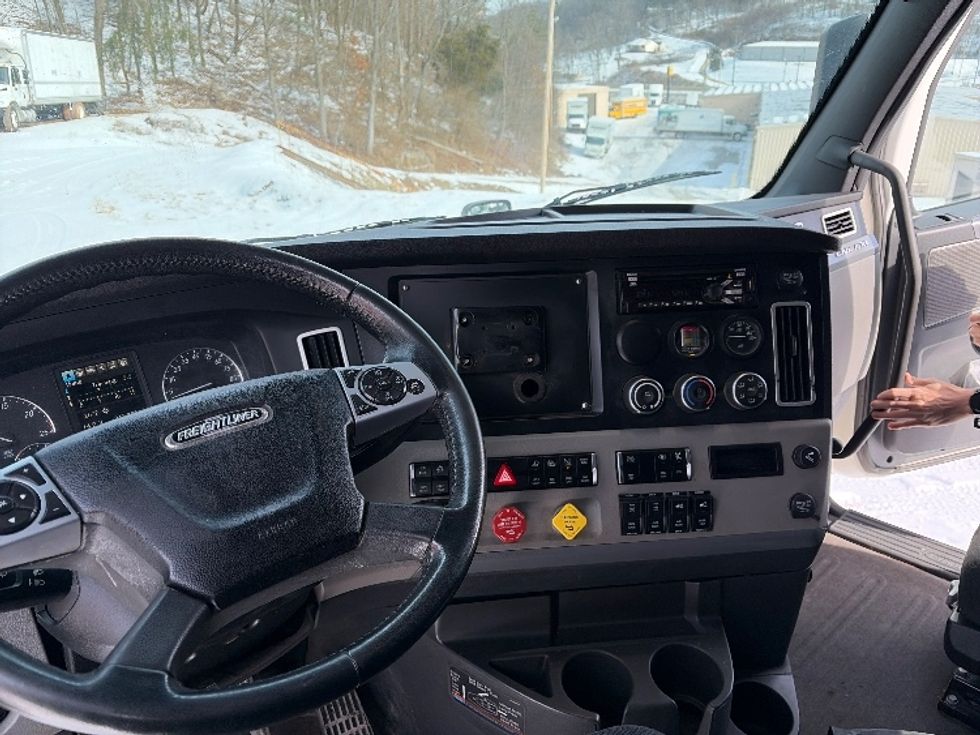 Sleeper Tractor-Heavy Duty Tractors-Freightliner-2020-T12664ST-Cross Lanes-WV-324,492\n\t\tmiles-$ 67,000 - Image 12