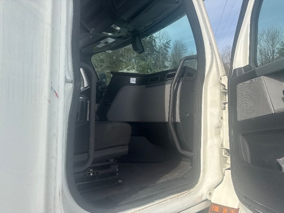 Sleeper Tractor-Heavy Duty Tractors-Freightliner-2020-T12664ST-Cross Lanes-WV-324,492\n\t\tmiles-$ 67,000 - Image 13