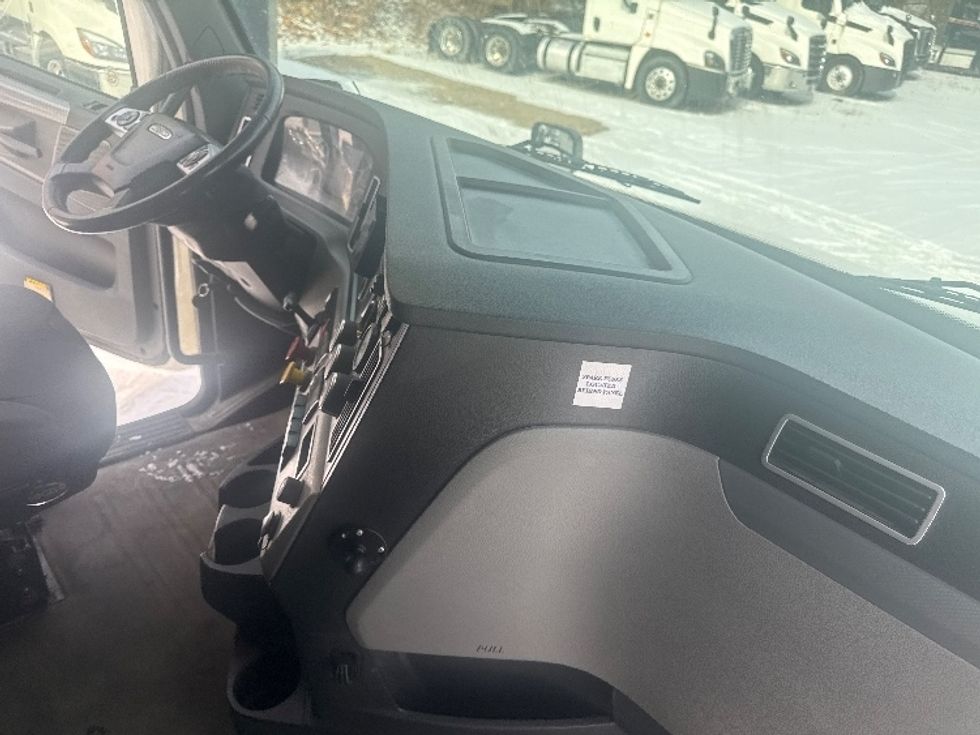 Sleeper Tractor-Heavy Duty Tractors-Freightliner-2020-T12664ST-Cross Lanes-WV-324,492\n\t\tmiles-$ 67,000 - Image 15