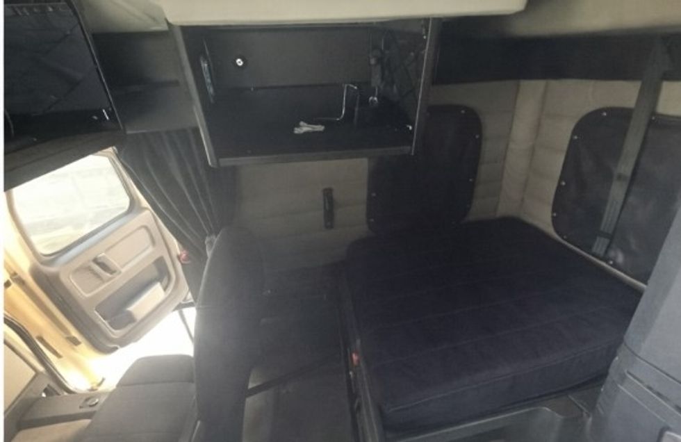 Sleeper Tractor-Heavy Duty Tractors-Freightliner-2020-T12664ST-Cross Lanes-WV-324,492\n\t\tmiles-$ 67,000 - Image 19