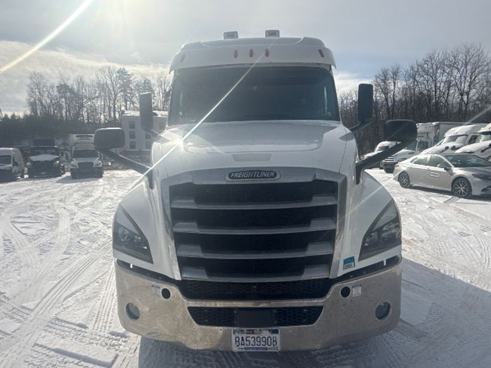 Sleeper Tractor-Heavy Duty Tractors-Freightliner-2020-T12664ST-Cross Lanes-WV-324,492\n\t\tmiles-$ 67,000 - Image 2