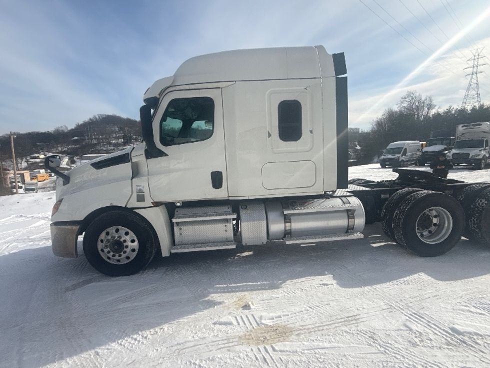 Sleeper Tractor-Heavy Duty Tractors-Freightliner-2020-T12664ST-Cross Lanes-WV-324,492\n\t\tmiles-$ 67,000 - Image 4