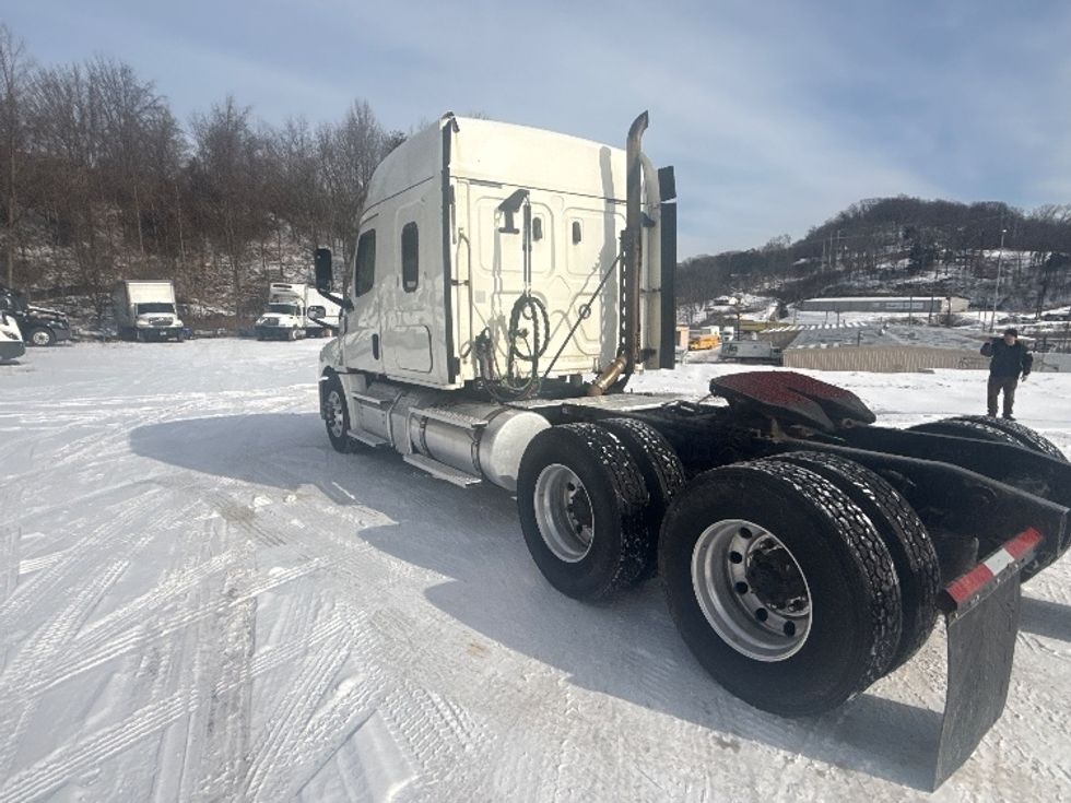 Sleeper Tractor-Heavy Duty Tractors-Freightliner-2020-T12664ST-Cross Lanes-WV-324,492\n\t\tmiles-$ 67,000 - Image 5