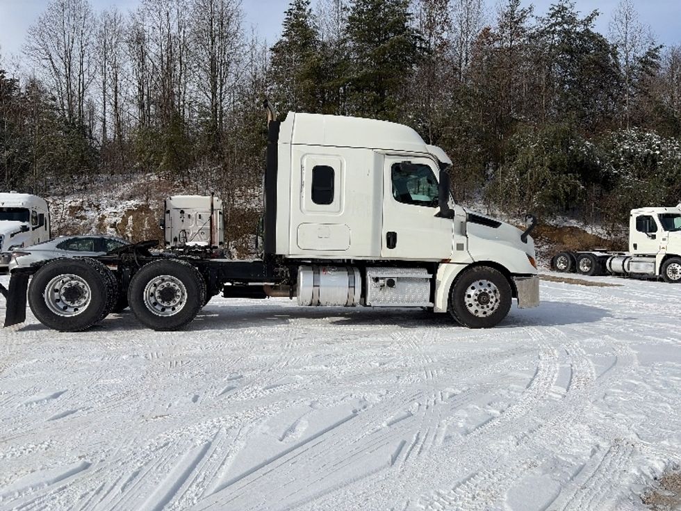 Sleeper Tractor-Heavy Duty Tractors-Freightliner-2020-T12664ST-Cross Lanes-WV-324,492\n\t\tmiles-$ 67,000 - Image 8