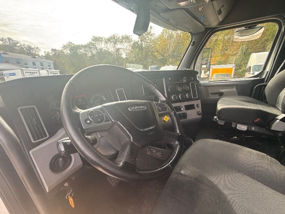Sleeper Tractor-Heavy Duty Tractors-Freightliner-2020-T12664ST-Cross Lanes-WV-369,515\n\t\tmiles-$ 69,250 - Image 11