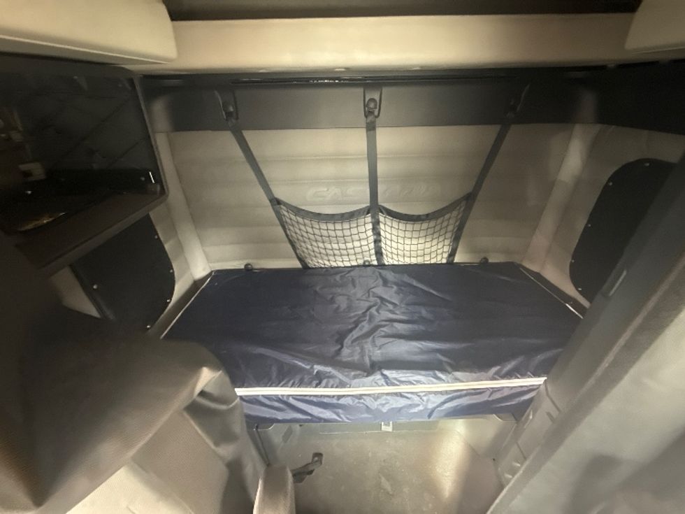 Sleeper Tractor-Heavy Duty Tractors-Freightliner-2020-T12664ST-Cross Lanes-WV-369,515\n\t\tmiles-$ 69,250 - Image 16