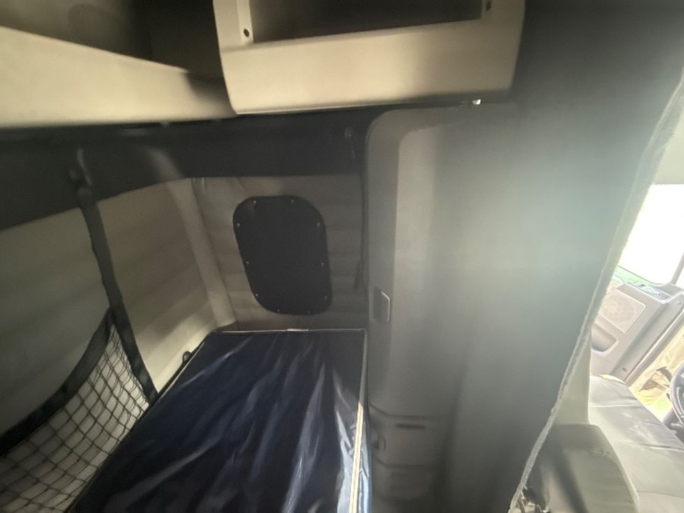 Sleeper Tractor-Heavy Duty Tractors-Freightliner-2020-T12664ST-Cross Lanes-WV-369,515\n\t\tmiles-$ 69,250 - Image 18