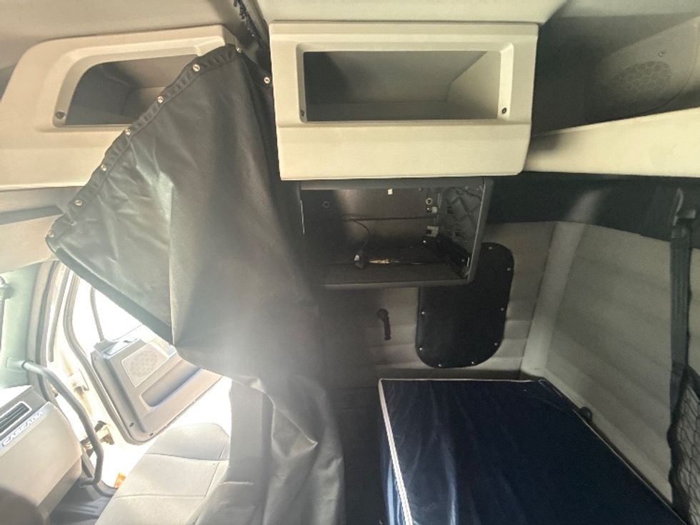 Sleeper Tractor-Heavy Duty Tractors-Freightliner-2020-T12664ST-Cross Lanes-WV-369,515\n\t\tmiles-$ 69,250 - Image 19