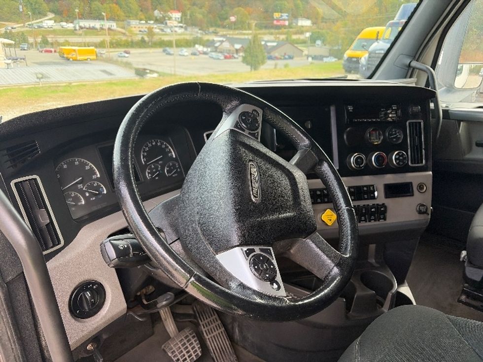 Sleeper Tractor-Heavy Duty Tractors-Freightliner-2020-T12664ST-Cross Lanes-WV-389,059\n\t\tmiles-$ 68,250 - Image 10