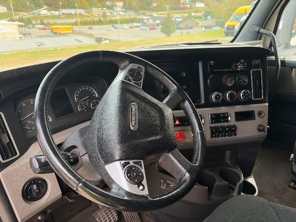 Sleeper Tractor-Heavy Duty Tractors-Freightliner-2020-T12664ST-Cross Lanes-WV-389,059\n\t\tmiles-$ 68,250 - Image 11