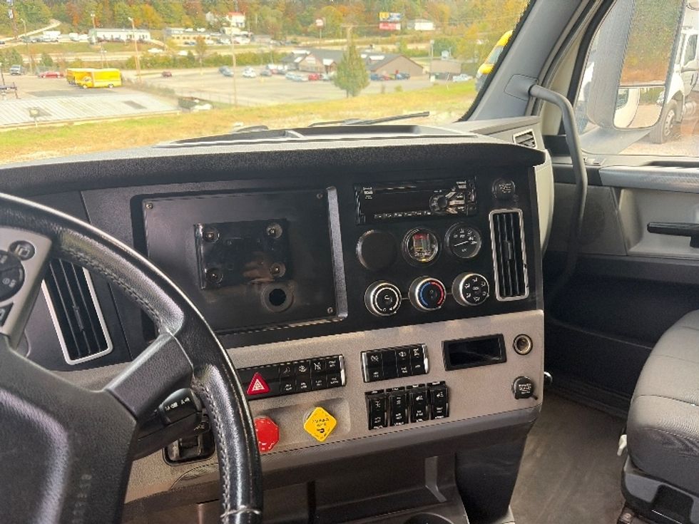 Sleeper Tractor-Heavy Duty Tractors-Freightliner-2020-T12664ST-Cross Lanes-WV-389,059\n\t\tmiles-$ 68,250 - Image 12