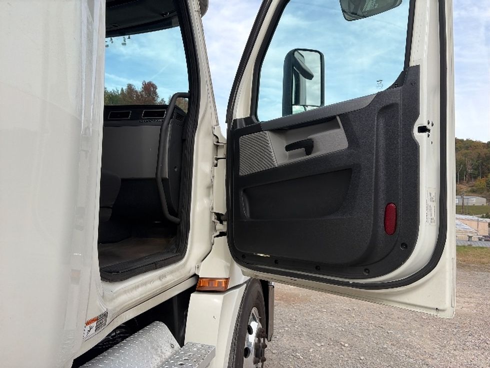 Sleeper Tractor-Heavy Duty Tractors-Freightliner-2020-T12664ST-Cross Lanes-WV-389,059\n\t\tmiles-$ 68,250 - Image 13