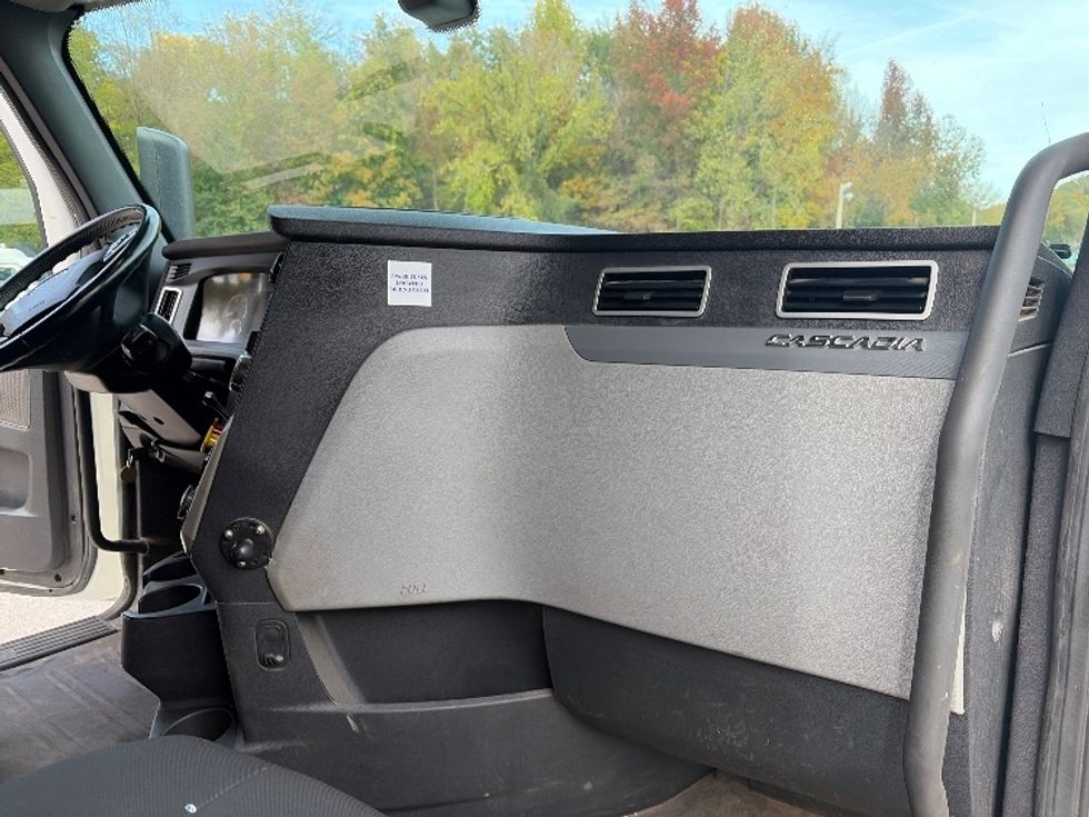 Sleeper Tractor-Heavy Duty Tractors-Freightliner-2020-T12664ST-Cross Lanes-WV-389,059\n\t\tmiles-$ 68,250 - Image 14