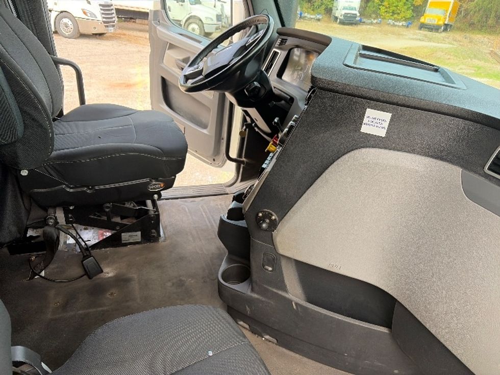 Sleeper Tractor-Heavy Duty Tractors-Freightliner-2020-T12664ST-Cross Lanes-WV-389,059\n\t\tmiles-$ 68,250 - Image 15