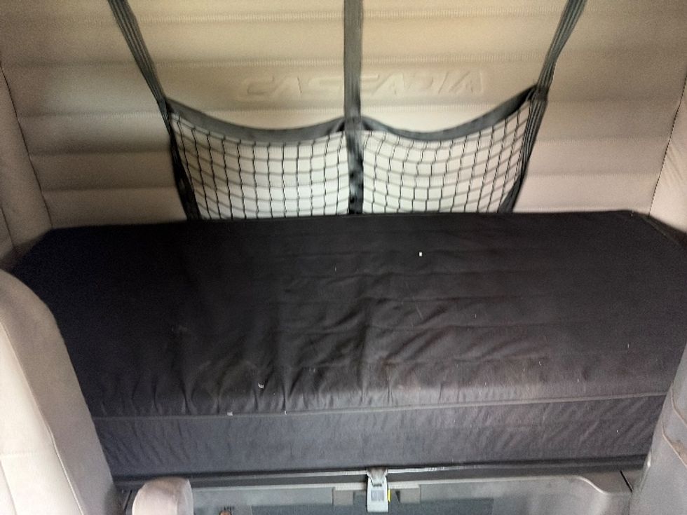 Sleeper Tractor-Heavy Duty Tractors-Freightliner-2020-T12664ST-Cross Lanes-WV-389,059\n\t\tmiles-$ 68,250 - Image 16