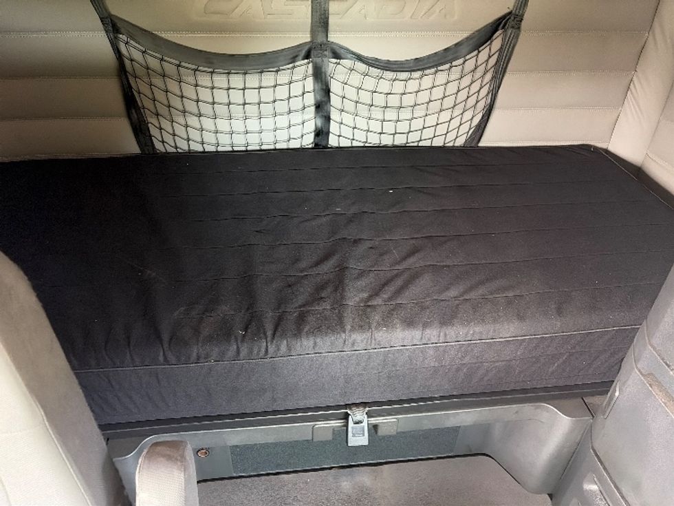 Sleeper Tractor-Heavy Duty Tractors-Freightliner-2020-T12664ST-Cross Lanes-WV-389,059\n\t\tmiles-$ 68,250 - Image 17