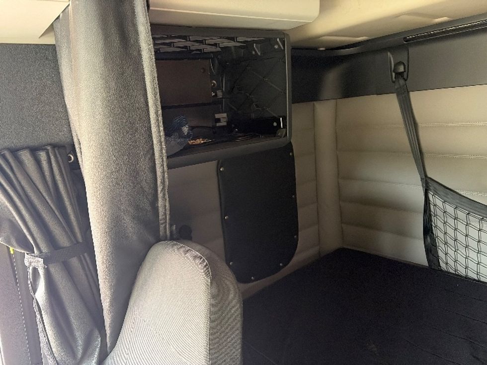 Sleeper Tractor-Heavy Duty Tractors-Freightliner-2020-T12664ST-Cross Lanes-WV-389,059\n\t\tmiles-$ 68,250 - Image 19