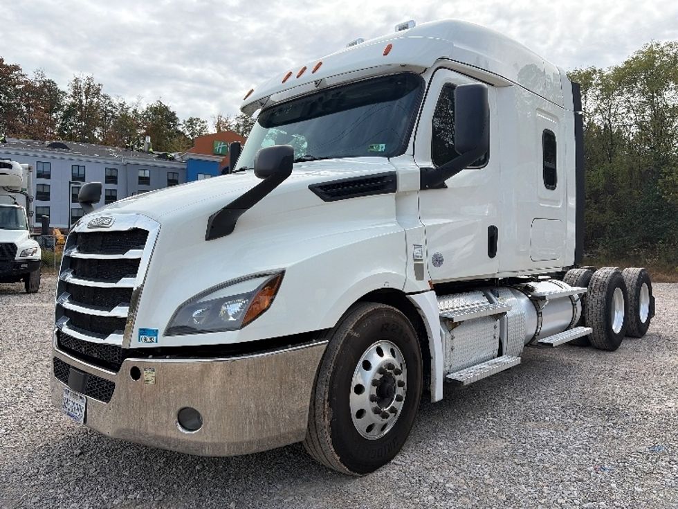 Sleeper Tractor-Heavy Duty Tractors-Freightliner-2020-T12664ST-Cross Lanes-WV-389,059\n\t\tmiles-$ 68,250 - Image 3