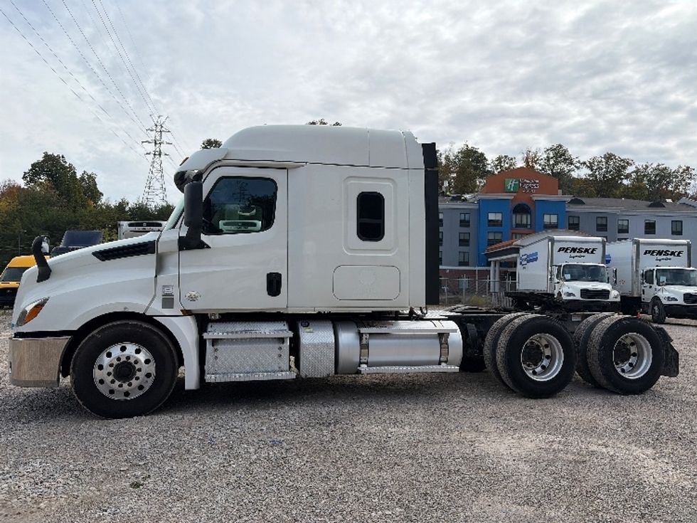 Sleeper Tractor-Heavy Duty Tractors-Freightliner-2020-T12664ST-Cross Lanes-WV-389,059\n\t\tmiles-$ 68,250 - Image 4