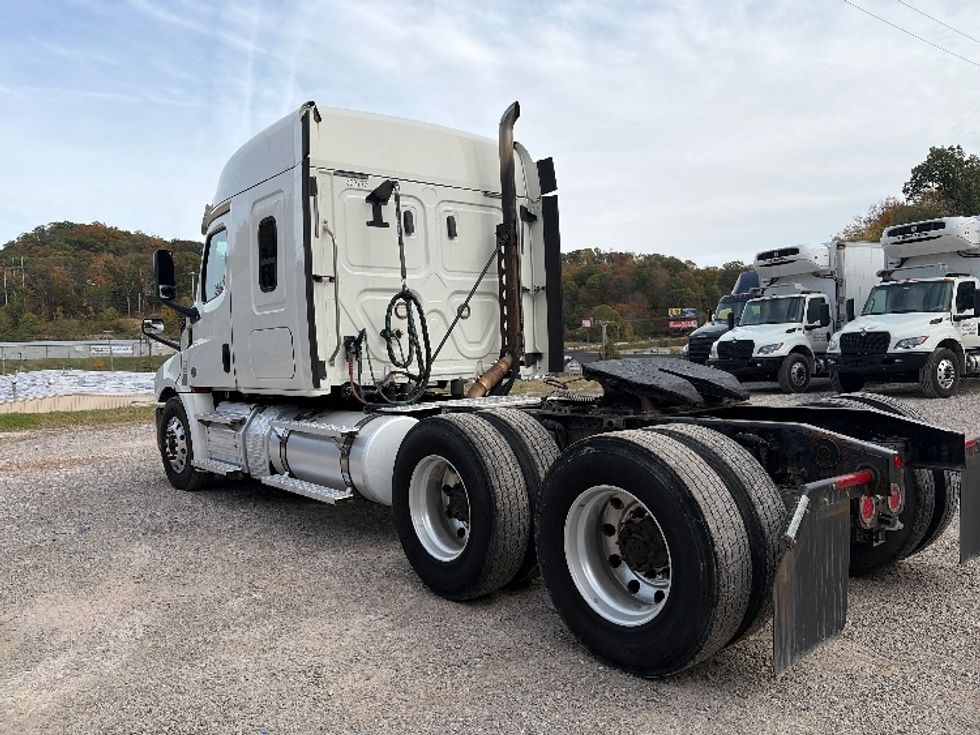 Sleeper Tractor-Heavy Duty Tractors-Freightliner-2020-T12664ST-Cross Lanes-WV-389,059\n\t\tmiles-$ 68,250 - Image 5