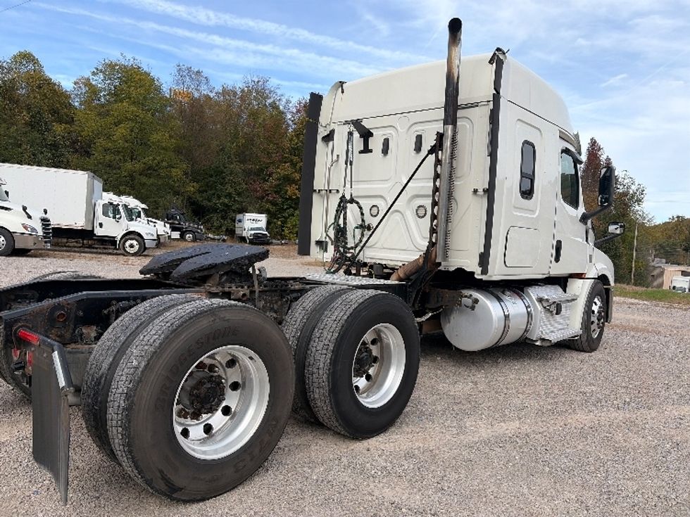 Sleeper Tractor-Heavy Duty Tractors-Freightliner-2020-T12664ST-Cross Lanes-WV-389,059\n\t\tmiles-$ 68,250 - Image 7