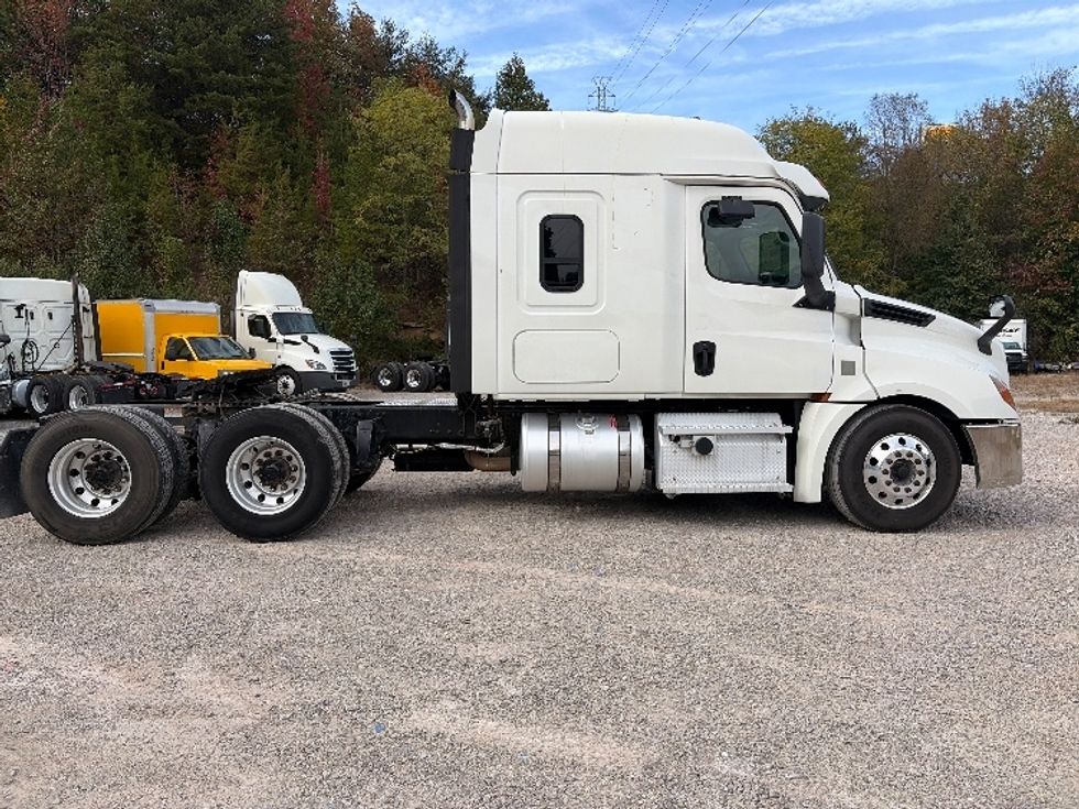 Sleeper Tractor-Heavy Duty Tractors-Freightliner-2020-T12664ST-Cross Lanes-WV-389,059\n\t\tmiles-$ 68,250 - Image 8