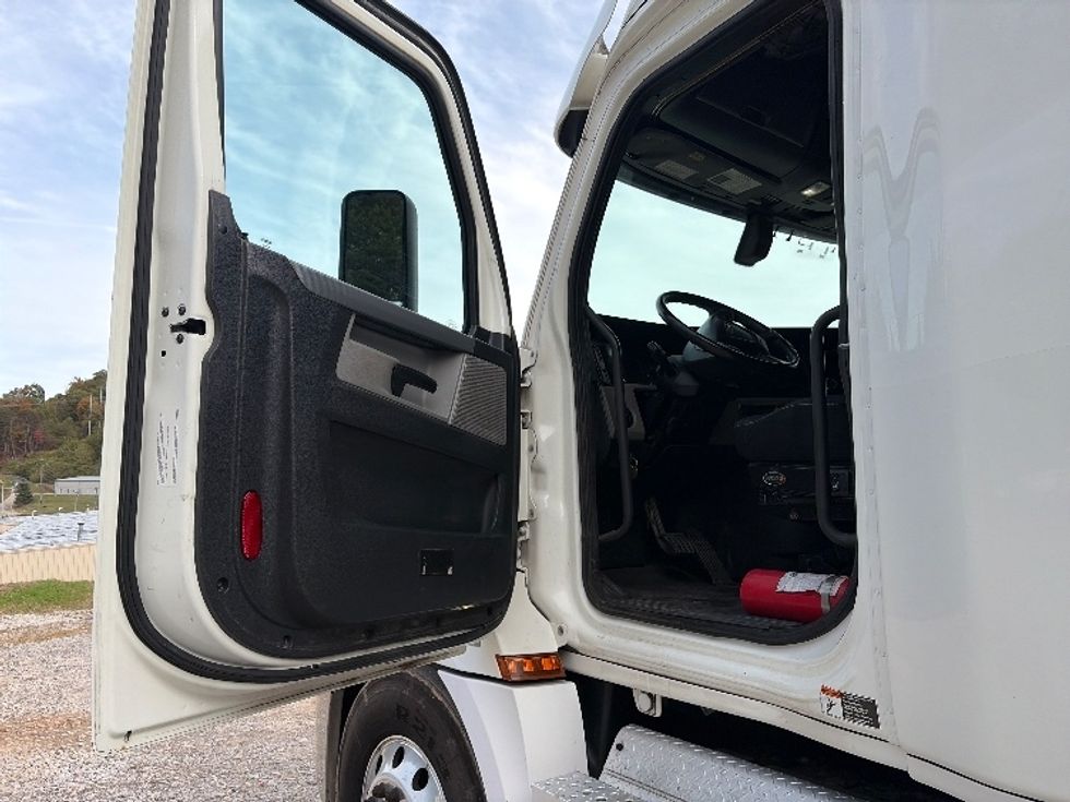 Sleeper Tractor-Heavy Duty Tractors-Freightliner-2020-T12664ST-Cross Lanes-WV-389,059\n\t\tmiles-$ 68,250 - Image 9