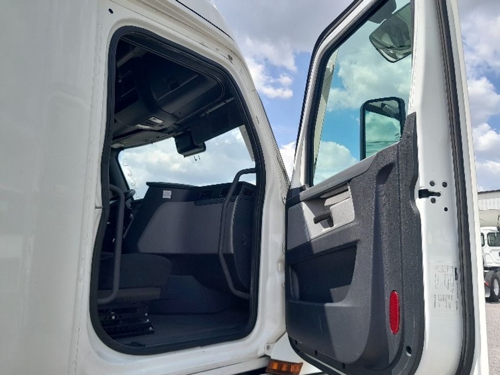 Sleeper Tractor-Heavy Duty Tractors-Freightliner-2020-T12664ST-Dallas-TX-430,411\n\t\tmiles-$ 74,250 - Image 13