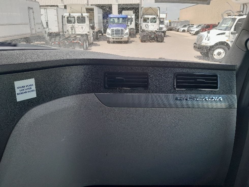 Sleeper Tractor-Heavy Duty Tractors-Freightliner-2020-T12664ST-Dallas-TX-430,411\n\t\tmiles-$ 74,250 - Image 14