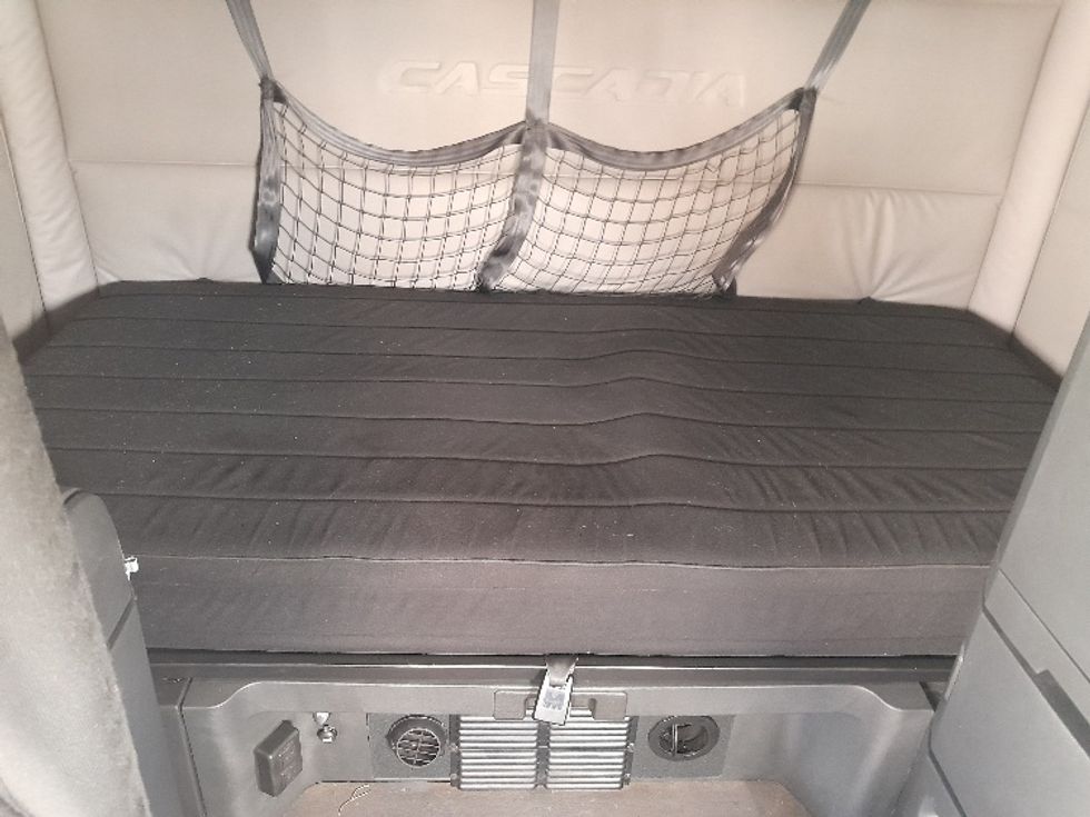 Sleeper Tractor-Heavy Duty Tractors-Freightliner-2020-T12664ST-Dallas-TX-430,411\n\t\tmiles-$ 74,250 - Image 16