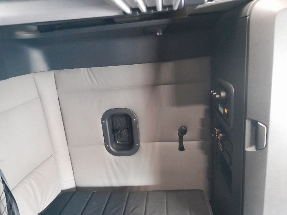 Sleeper Tractor-Heavy Duty Tractors-Freightliner-2020-T12664ST-Dallas-TX-430,411\n\t\tmiles-$ 74,250 - Image 18