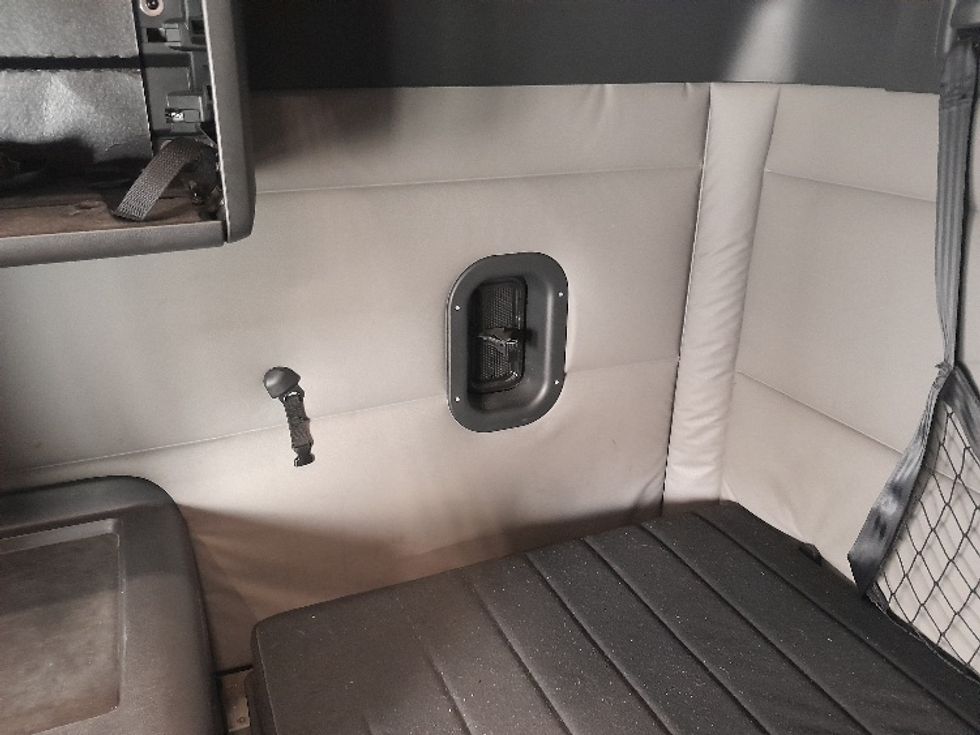 Sleeper Tractor-Heavy Duty Tractors-Freightliner-2020-T12664ST-Dallas-TX-430,411\n\t\tmiles-$ 74,250 - Image 19