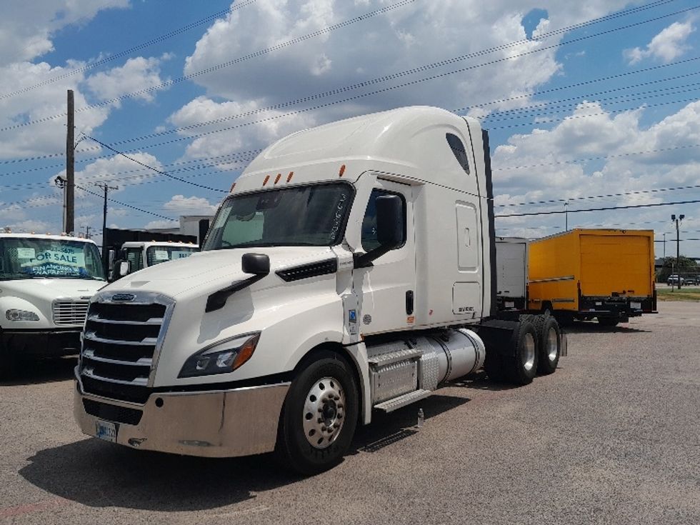 2020 Freightliner Cascadia 126" Sleeper Cab photo 3