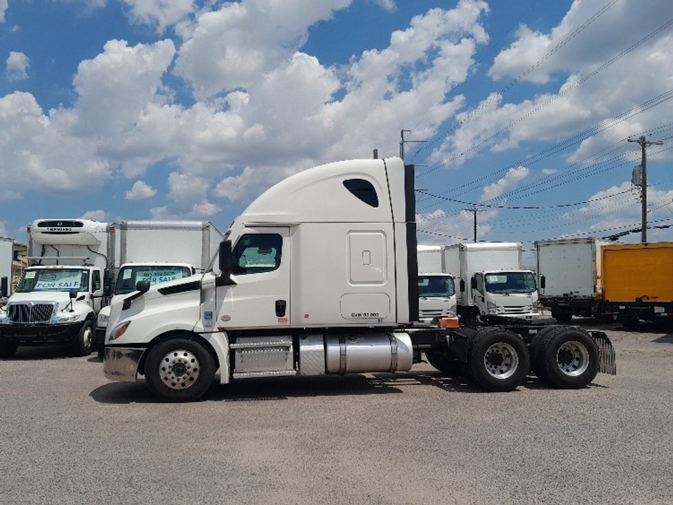 2020 Freightliner Cascadia 126" Sleeper Cab photo 4