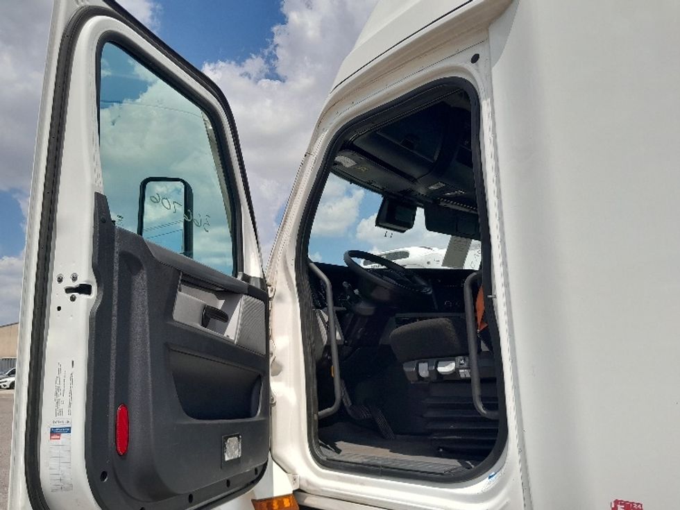 Sleeper Tractor-Heavy Duty Tractors-Freightliner-2020-T12664ST-Dallas-TX-430,411\n\t\tmiles-$ 74,250 - Image 9