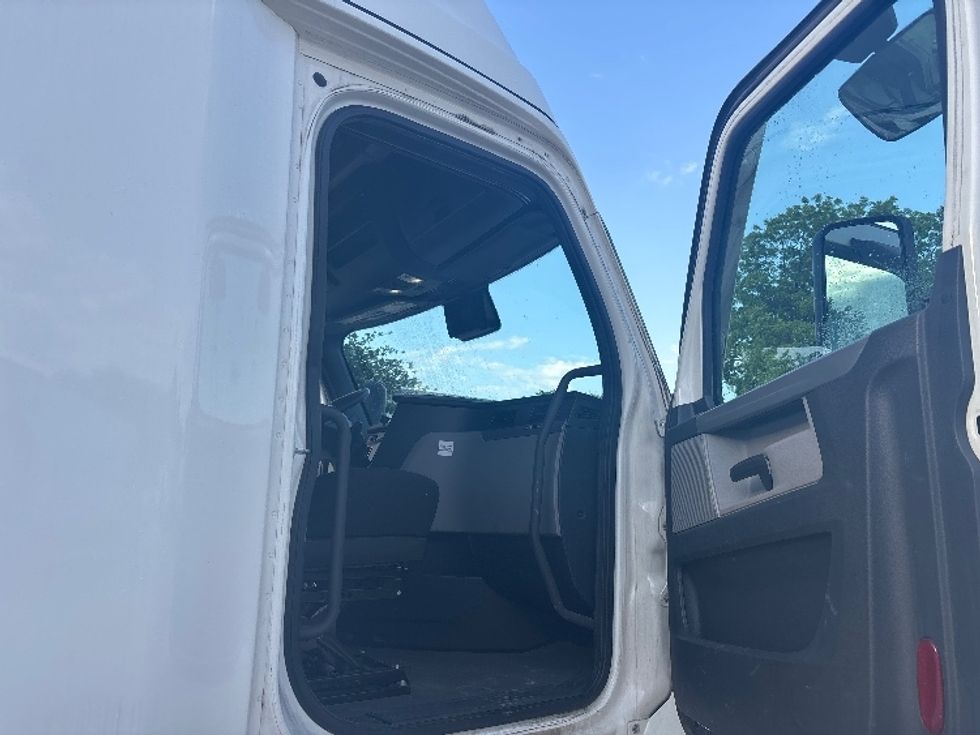 Sleeper Tractor-Heavy Duty Tractors-Freightliner-2020-T12664ST-Dallas-TX-451,291\n\t\tmiles-$ 72,750 - Image 13