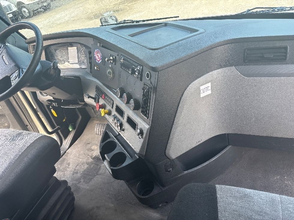 Sleeper Tractor-Heavy Duty Tractors-Freightliner-2020-T12664ST-Dallas-TX-451,291\n\t\tmiles-$ 72,750 - Image 15