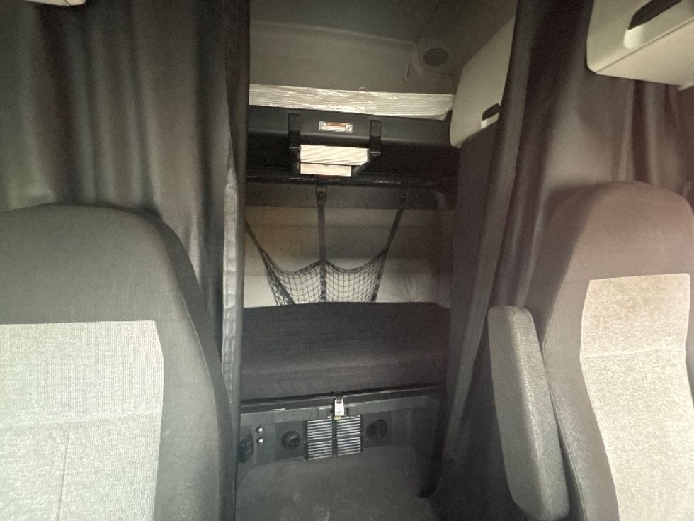 Sleeper Tractor-Heavy Duty Tractors-Freightliner-2020-T12664ST-Dallas-TX-451,291\n\t\tmiles-$ 72,750 - Image 16