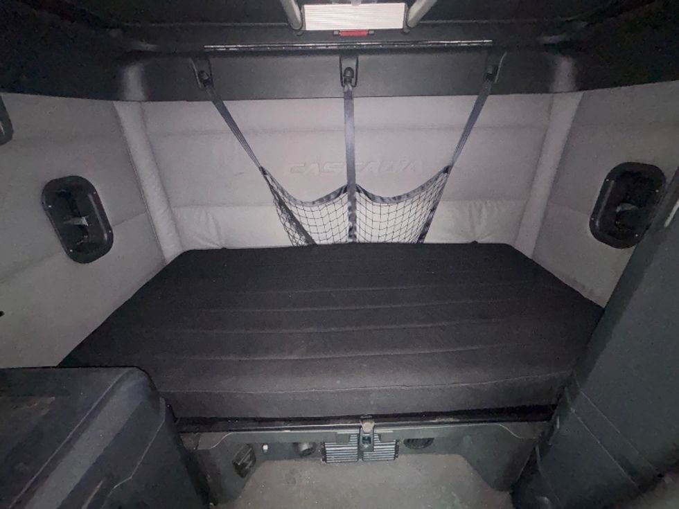 Sleeper Tractor-Heavy Duty Tractors-Freightliner-2020-T12664ST-Dallas-TX-451,291\n\t\tmiles-$ 72,750 - Image 17